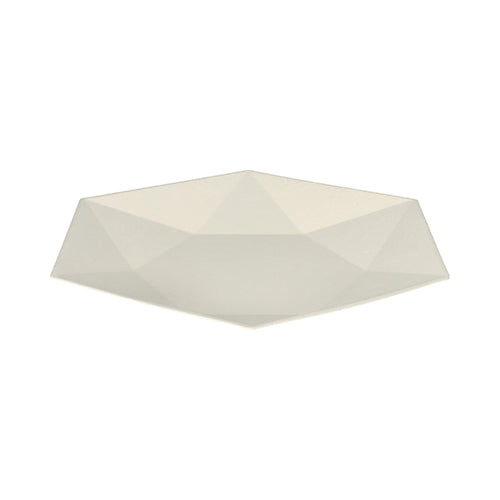 Ein weißer, flacher, 6-eckiger PAPSTAR „pure“ Zuckerrohr Teller (25 Stück), 2,5 x 26 x 23 cm, Design „Diamant“ der PAPSTAR GmbH, abgebildet auf schlichtem weißem Hintergrund.