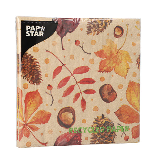 Eine Packung PAPSTAR 20 Servietten, 33x33 cm, 3-lagig, natur, mit einem Herbstblatt- und Eichelmotiv. Mit dem schwarzen Etikett "PAP STAR" oben links auf der Verpackung. Von PAPSTAR GmbH. Hergestellt aus recyceltem Papier.
