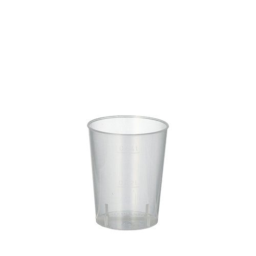 Ein Starpak 50 Mehrweg-Gläser für Schnaps PP unzerbrechlich-Becher wird aufrecht auf einem schlichten weißen Hintergrund präsentiert und zeigt sein klares Kunststoffdesign mit dezenten Messlinien und ohne zusätzliche Markierungen oder Verzierungen.
