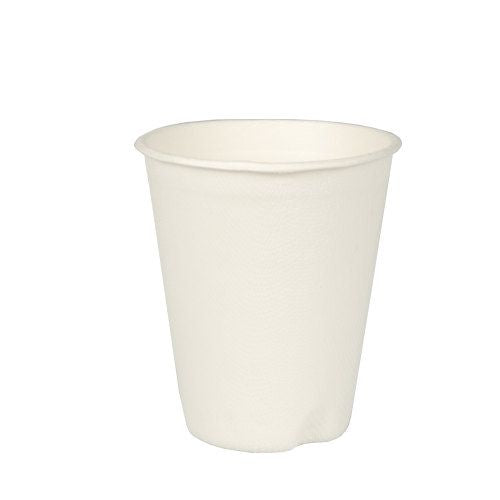 Ein PAPSTAR „pure“ Zuckerrohr-Trinkbecher (0,2 l, Ø 8 cm, weiß) für Heißgetränke steht leer und aufrecht vor weißem Hintergrund; Der umweltfreundliche Becher hat einen leicht ausgestellten Rand.