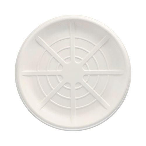 Ein runder, umweltfreundlicher weißer PAPSTAR 25 Servierplatten, Zuckerrohr „pure“ Teller der PAPSTAR GmbH mit erhabenen sternförmigen Rillen und konzentrischen Kreisen auf der Oberfläche, von oben vor einem weißen Hintergrund betrachtet.