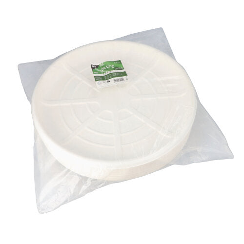 In einem durchsichtigen Plastikbeutel befindet sich ein Stapel PAPSTAR 25 Servierplatten, Zuckerrohr „pure“ rund der PAPSTAR GmbH mit einem grün-weißen Etikett auf der Oberseite; die Platten sind biologisch abbaubar und umweltfreundlich.