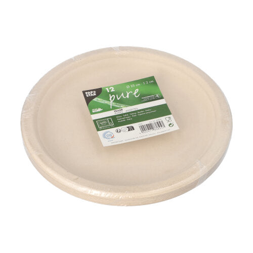 Eine Packung mit zwölf PAPSTAR 12 Teller, Zuckerrohr „pure“ ungeteilt von der PAPSTAR GmbH, beige und biologisch abbaubar, in Plastik verpackt mit einem grün-weißen Etikett mit der Marke, Produktinformationen, Öko-Aussagen und Recyclingsymbolen.