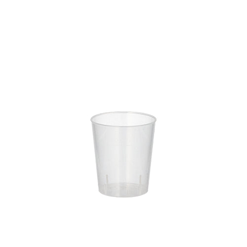 Ein Starpak 2 cl Mehrweg-Glas für Schnaps aus unzerbrechlichem Kunststoff ist zylindrisch, transparent und steht ohne Dekor mittig auf weißem Hintergrund.