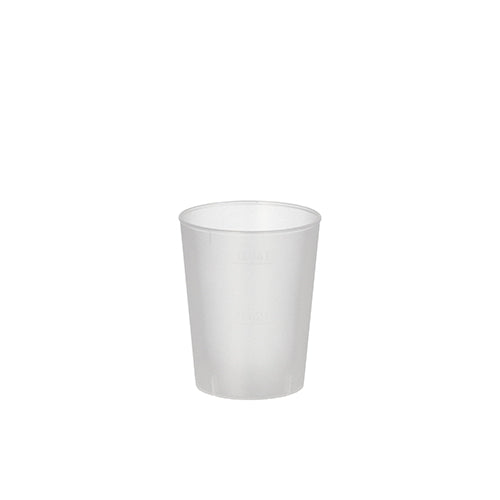 Ein Starpak Mehrweg-Glas für Schnaps (4 cl, Ø 4,3 cm, 5,2 cm hoch), satiniert und unzerbrechlich, liegt vor weißem Hintergrund. Packung enthält 20 Stück.