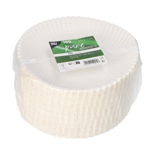 Ein 100er-Pack runder, tiefer Pappteller PAPSTAR „pure“ (Ø 22 cm, Höhe 3 cm) der PAPSTAR GmbH, in Folie verpackt und mit einem grün-weißen Etikett mit Produktdetails versehen.