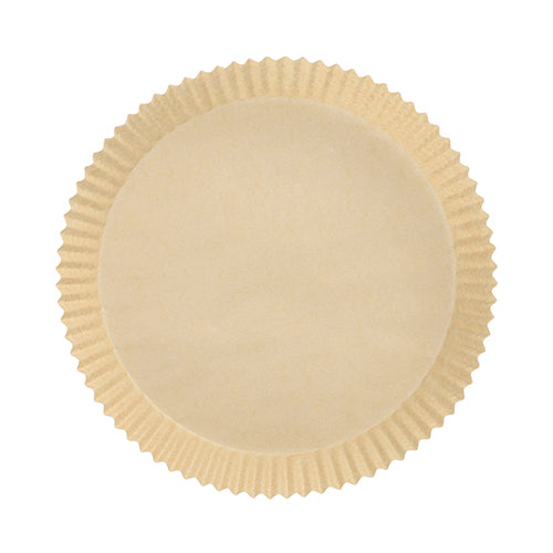 Ein rundes, beiges PAPSTAR 100 Backpapiere für Heißluftfritteusen der PAPSTAR GmbH, hergestellt aus hitzebeständigem Papier mit geriffelten Kanten und 4,5 cm Höhe, von oben betrachtet auf weißem Hintergrund für gleichmäßige Bräunung.