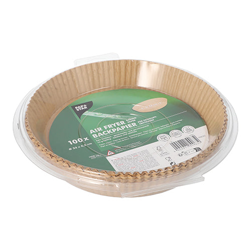 Der runde Kunststoffbehälter der PAPSTAR GmbH fasst 100 Backpapiere für Heißluftfritteusen (Höhe 4,5 cm) mit brauner Einlage. „Air Fryer Backpapier“ und Produktinformationen sind auf einer grünen Beilage im Inneren der Packung aufgedruckt.
