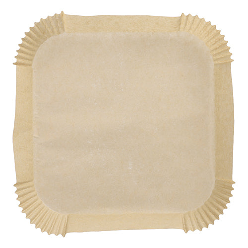 Ein quadratisches PAPSTAR 100 Backpapiere für Heißluftfritteusen eckig der PAPSTAR GmbH mit gefalteten Kanten und Ecken, liegt flach auf einer weißen Oberfläche – ideal für den Einsatz in Heißluftfritteusen.