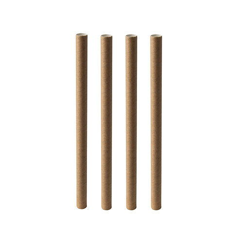 Vier braune PAPSTAR 200 Bubble Tea Halme Papier „pure“ Strohhalme (Ø 12 mm, 20 cm) der PAPSTAR GmbH stehen aufrecht in einer Reihe vor einem weißen Hintergrund.