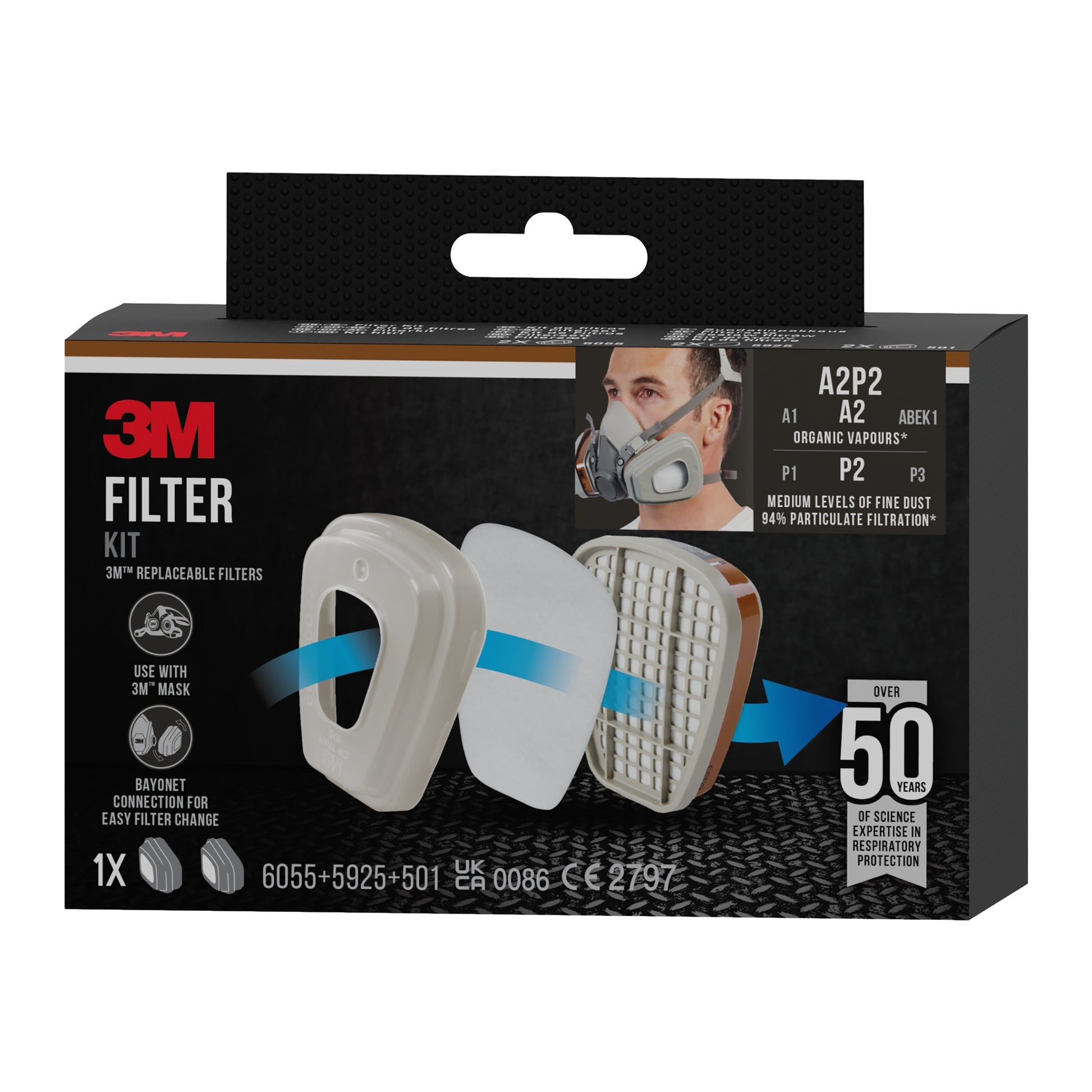 Die Verpackung des 3M™ Filtersatzes 6002-1SP der 3M Deutschland GmbH enthält eine Atemschutzmaske, zwei weiße Filter und einen Markenkarton, der die Kompatibilität der Maske, den A2P2-Schutz für organische Dämpfe und die jahrzehntelange Erfahrung mit Atemschutzgeräten hervorhebt.