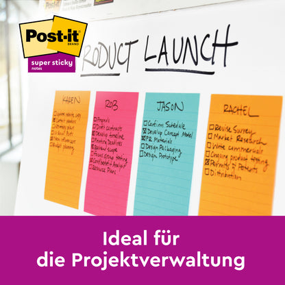 Ein Whiteboard mit 3M Deutschland GmbH Post-it® Super Sticky Notes im Großformat, liniert (102x152 mm, 45 Blatt/Block, 100% PEFC), jeweils beschriftet mit dem Namen eines Teammitglieds und einer Aufgabenliste - ideal für die Projektverwaltung mit extra starkem Halt.
