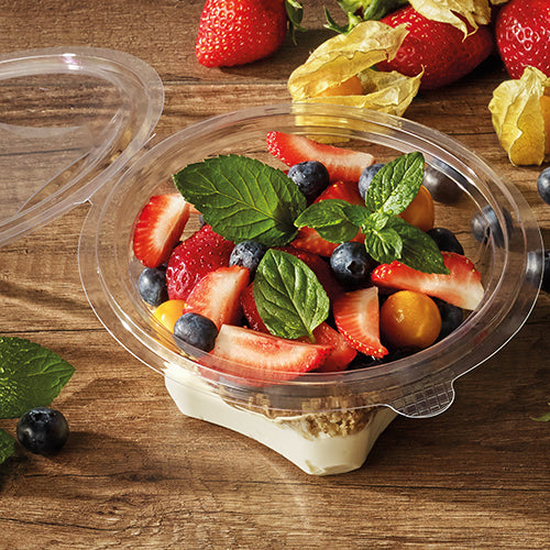 Ein Starpak 50 Feinkost- und Salatschalen mit Klappdeckel, R-PET glasklar runder Behälter steht gefüllt mit Joghurt, Müsli, Erdbeeren, Blaubeeren und goldenen Beeren auf einer Holzoberfläche, daneben frische Erdbeeren und Minzblätter.