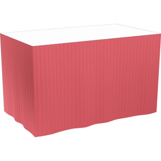 Ein rechteckiger Tisch ist an drei Seiten mit einem roten, selbstklebenden Dunicel-Tableskirt (72 cm, 5 x 4 m) der Duni GmbH bedeckt, so dass die weiße Tischplatte vor einem schlichten weißen Hintergrund frei liegt.