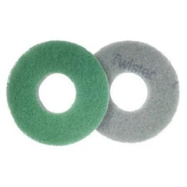 Gezeigt werden zwei runde Twister Pad Grün Bodenpads von Diversey Deutschland: Das grüne Pad eignet sich für die Bodenpflege, während das graue für den Einsatz mit dem TASKI swingo 250µicro konzipiert ist. Beide kommen in einem Karton (2 Packungen).