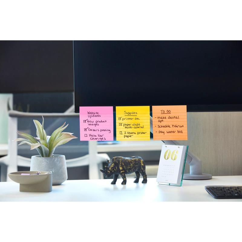 A computer monitor displays colorful Post-it® Super Sticky Notes in large format (101 mm x 101 mm, 90 sheets/block, 100% PEFC) from 3M Deutschland GmbH with website updates, material, and tasks. On the desk are a plant, a black elephant figure, and a desk calendar with the year "06".