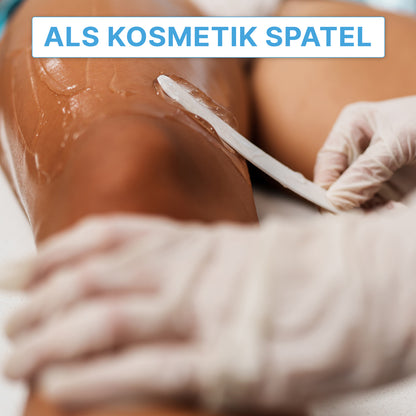 Mit Handschuhen trägt eine Person mit dem ARNOMED HOLZSPATEL Unsteril natur der ARNOWA GmbH Kosmetik auf ein Bein auf. Der Schriftzug "ALS KOSMETIK SPATEL" steht darüber und unterstreicht dieses Must-have des Praxisbedarfs.