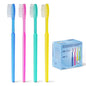 Vier Einwegzahnbürsten in blau, rosa, grün und gelb stehen aufrecht neben einer blauen ARNOMED Einweg Zahnbürsten mit Zahnpasta Box (100 Stück) der ARNOWA GmbH - jede Zahnbürste einzeln mit Zahnpasta verpackt.