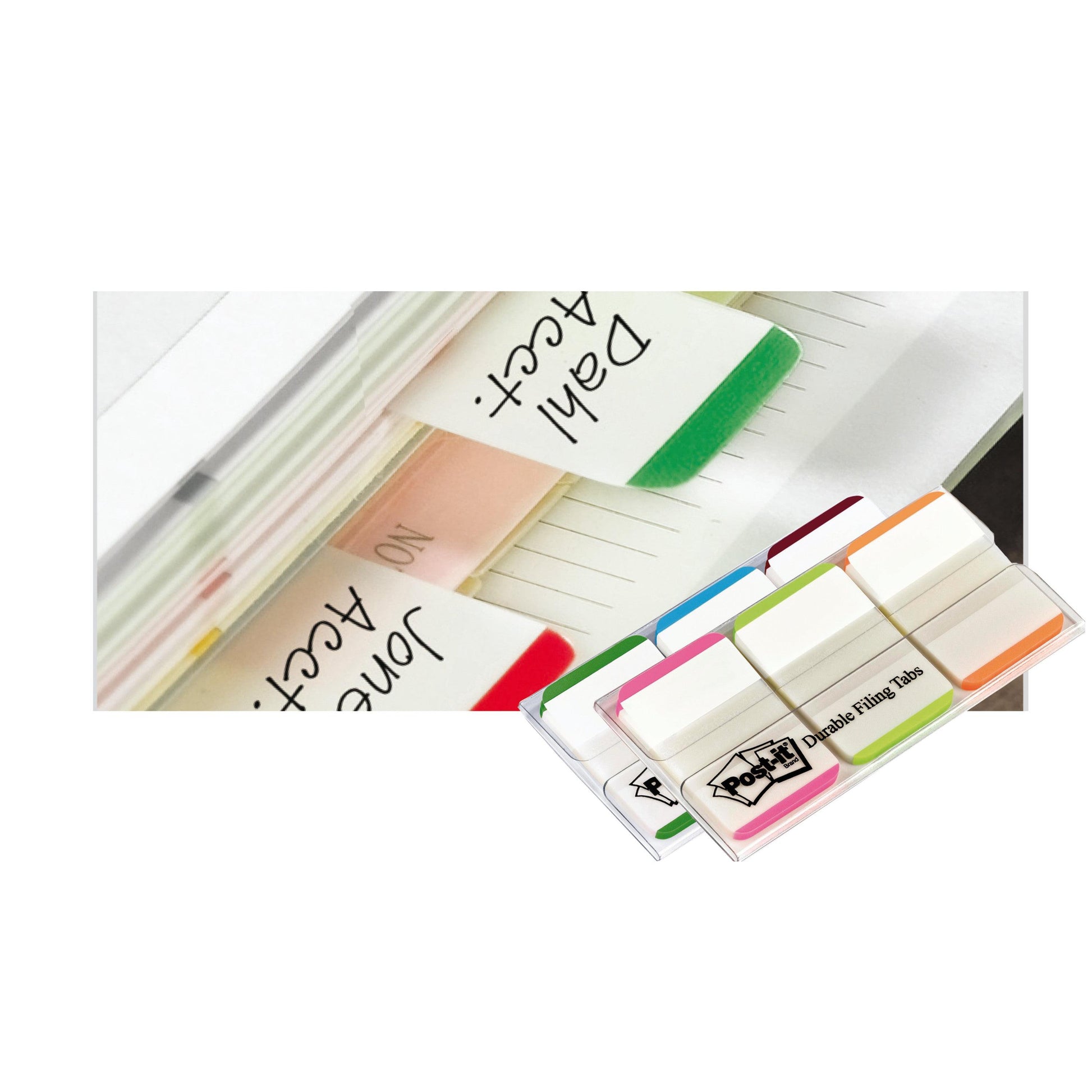 Eine Nahaufnahme von 3M Deutschland GmbH Post-it® Index Strong Ablagetabs (25,4 mm x 38,1 mm, verschiedene Farben, 66 Haftstreifen/Spender), beschriftet auf Ordnerdokumenten, mit unbenutzten Tabs in der unteren rechten Ecke.