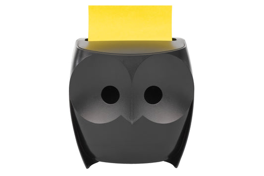 Der 3M Deutschland GmbH Post-it® Z-Notes Dispenser Eule in Schwarz fasst gelbe Super Sticky Z-Notes (45 Blatt/Block, 2 Blöcke/Packung), mit einem Zettel, der oben geschlitzt ist und an den Schnabel der Eule erinnert, abgebildet auf weißem Hintergrund.