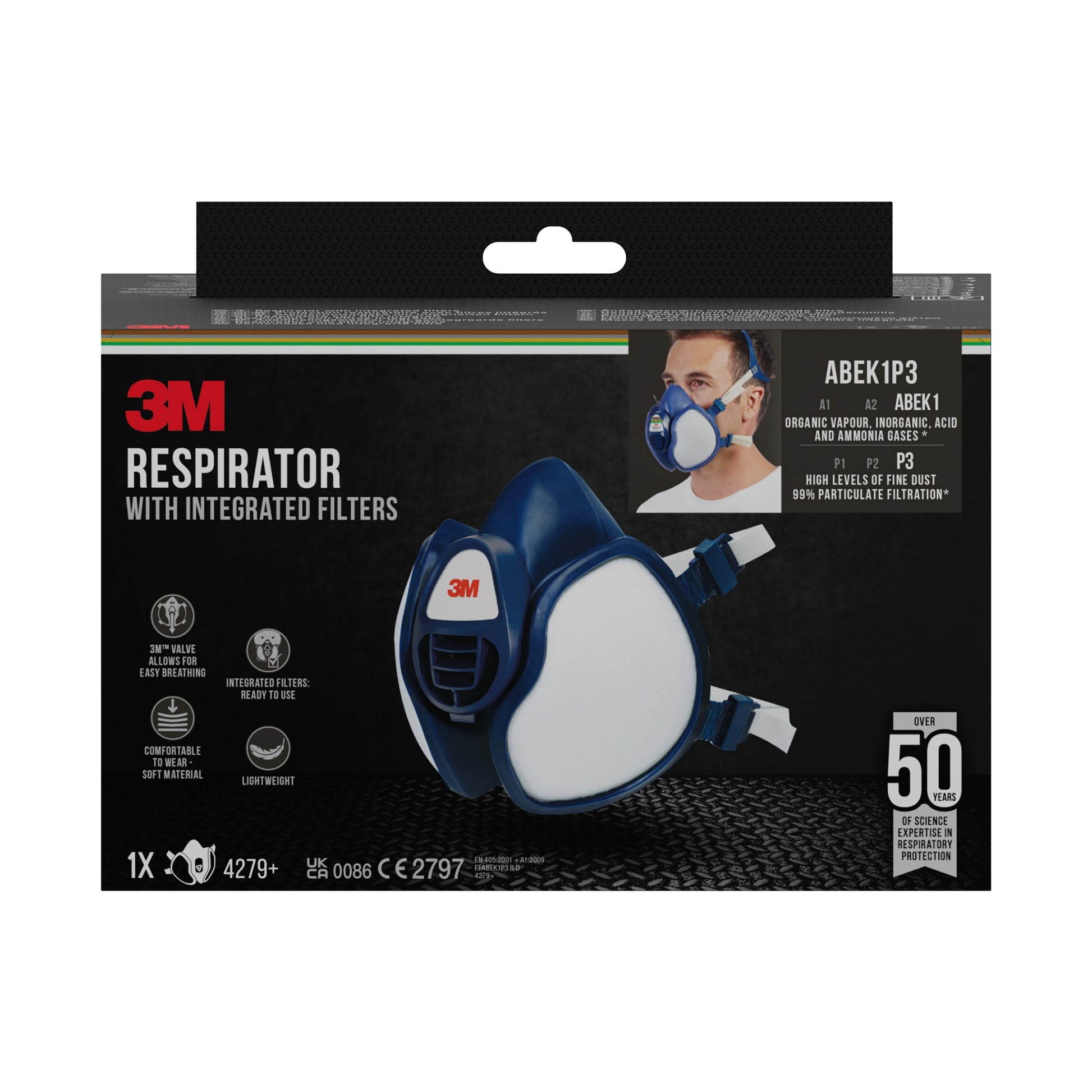 Die 3M™ Atemschutzmaske mit integrierten Filtern der 3M Deutschland GmbH ist auf einer schwarzen Verpackung abgebildet, die Bilder der Maske, Symbole ihrer Funktionen und einen Text mit über 50 Einsatzmöglichkeiten sowie das Modell ABEK1P3 zeigt.