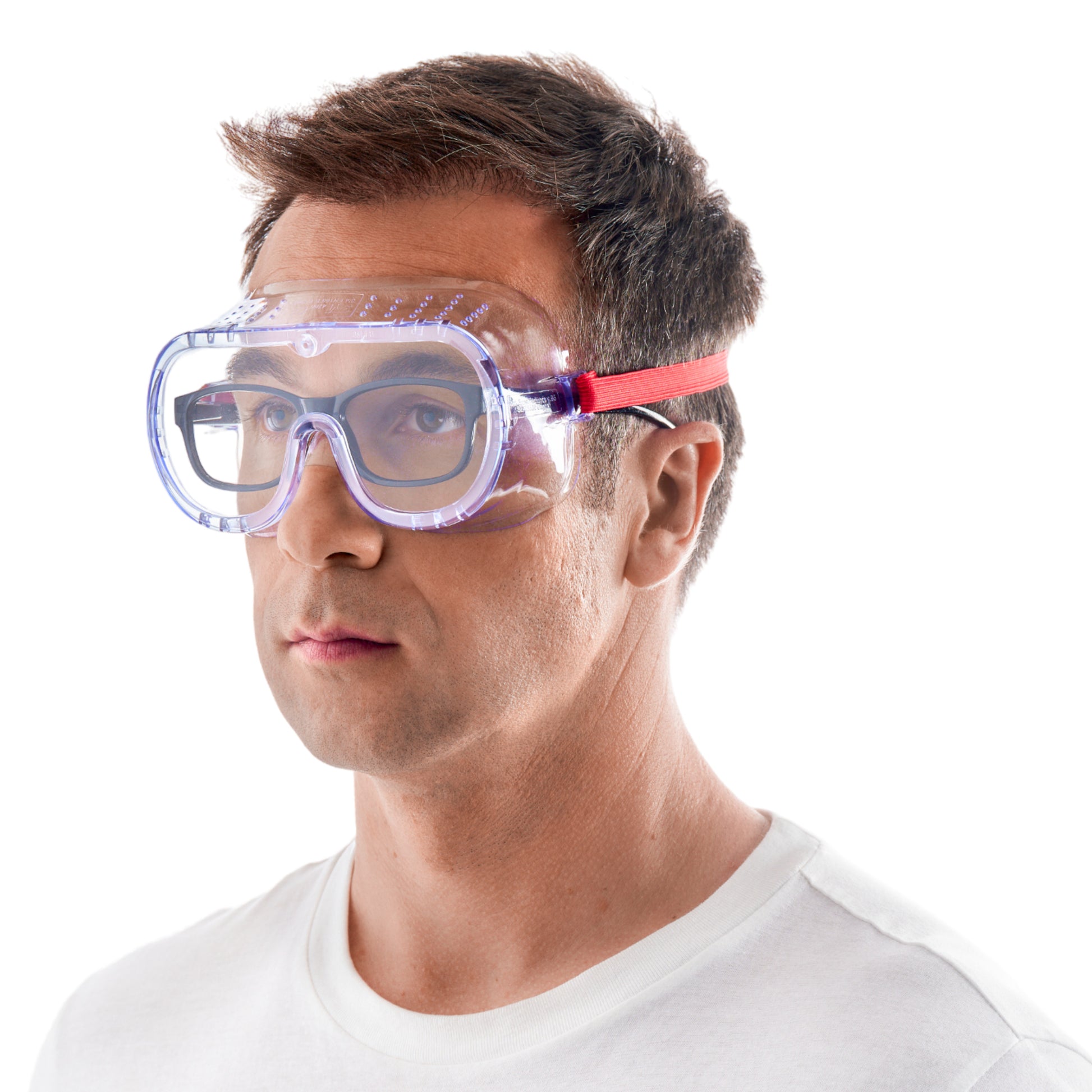 Ein Mann in einem schlichten weißen Hemd trägt die 3M™ Classic Schutzbrille 4700, direkt belüftet, Klarsichtscheibe (1 Stück) von 3M Deutschland GmbH über seiner Brille und blickt mit neutralem Gesichtsausdruck vor einem weißen Hintergrund nach vorne.