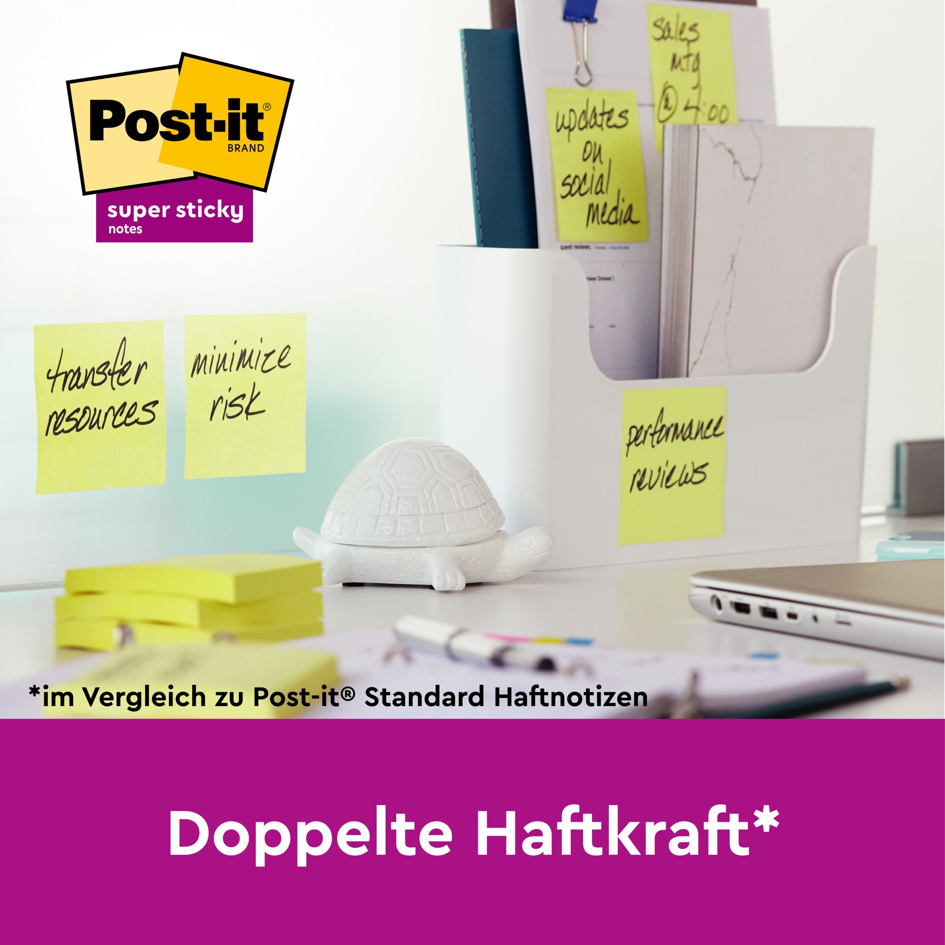 Auf einem Schreibtisch befinden sich 3M Post-it® Super Sticky 100% Recycling Notes (76x76 mm) mit Beschriftungen wie "Transfer Resources" und "Performance Reviews" auf einer weißen Trennwand; daneben liegen Büromaterial und eine Schildkrötenfigur. Doppelte Klebekraft hervorgehoben.