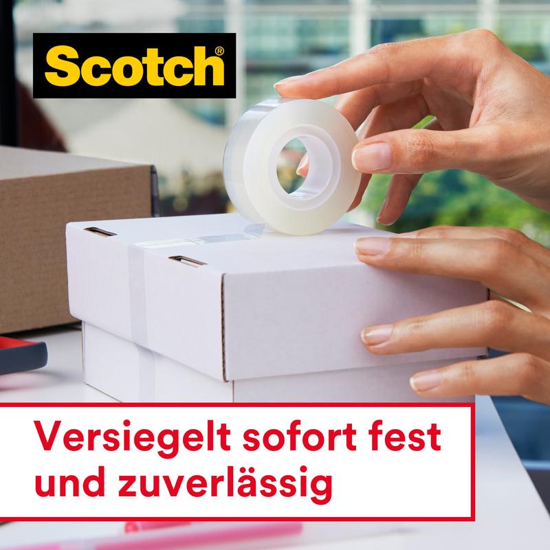 A person seals a white box with Scotch® Crystal Tape 6-1925D (19mm x 25m, 1 roll on hand dispenser) from 3M Deutschland GmbH. The tape and the logo are visible, office supplies and boxes can be seen in the background.