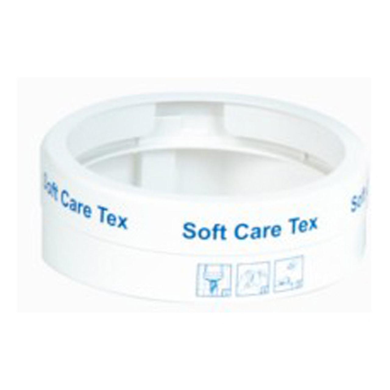 Der Diversey Deutschland Wandhalter Soft Care Tex ist ein weißer Kunststoff-Wandhalter zum Aufhängen des Soft Care Tex Eimers, mit blauer Produktbeschriftung, zwei Reinigungssymbolen an der Seite, einer offenen Mitte und einem flachen, runden Design.