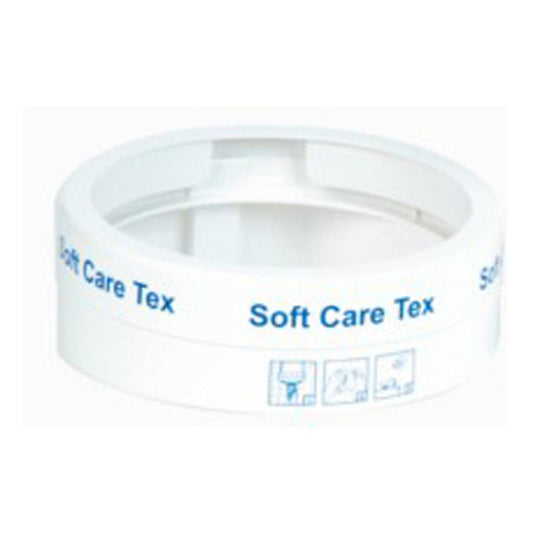 Der Diversey Deutschland Wandhalter Soft Care Tex ist ein weißer Kunststoff-Wandhalter zum Aufhängen des Soft Care Tex Eimers, mit blauer Produktbeschriftung, zwei Reinigungssymbolen an der Seite, einer offenen Mitte und einem flachen, runden Design.