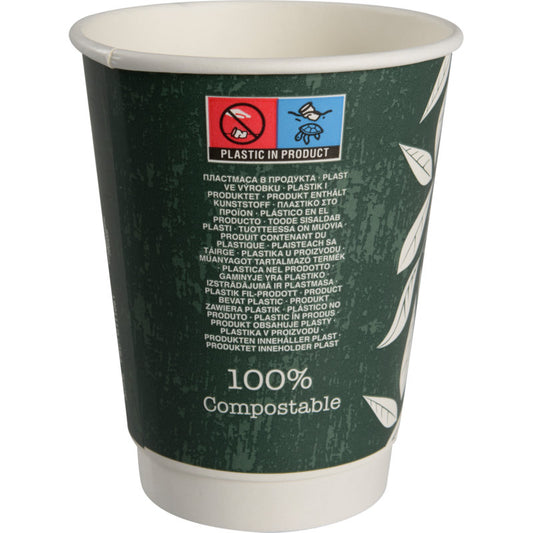 Der Abena Re-Seller GmbH Kaffeebecher Doppelwand Bio "Green Leaves" ist ein dunkelgrüner Becher mit weißen Blattmotiven, "100% kompostierbar"-Etikett und mehrsprachigem Aufkleber "Plastik im Produkt" mit umweltfreundlichen Materialsymbolen.