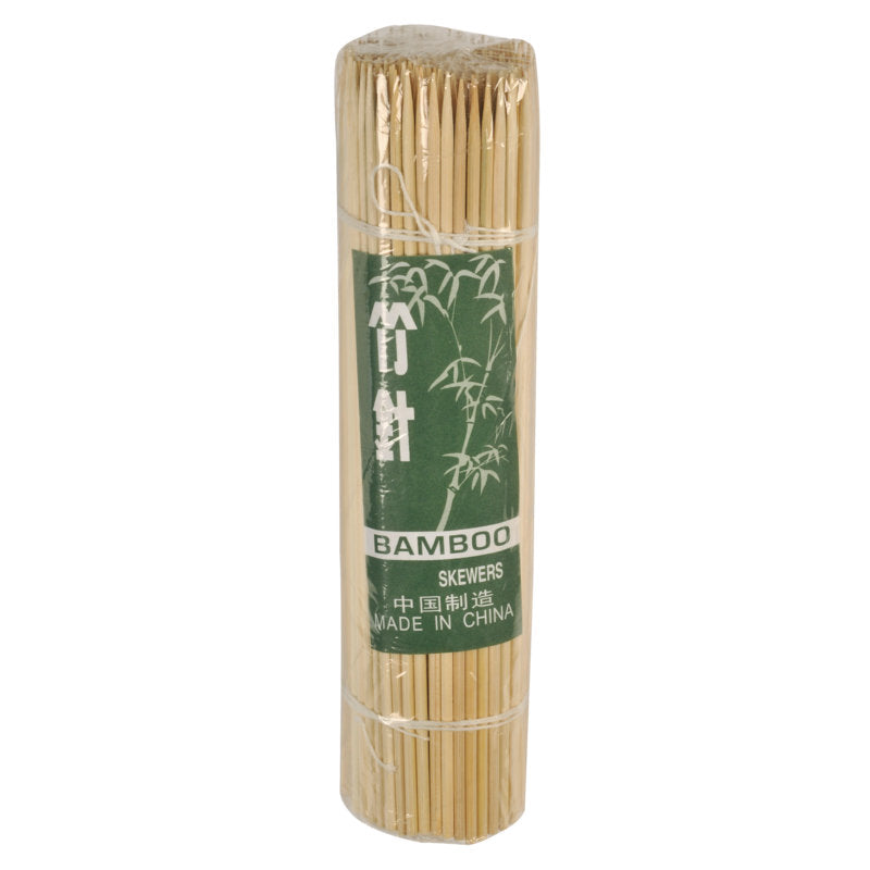 Ein Karton mit 18 cm, ø 3 mm Grillspießen aus Bambus von Abena Re-Seller GmbH (10.000 Stück), jeweils in klarem Kunststoff mit grünem Etikett "Bamboo Skewers, Made in China" und Bambus-Illustrationen - ideal für Ihre nächste Grillparty.