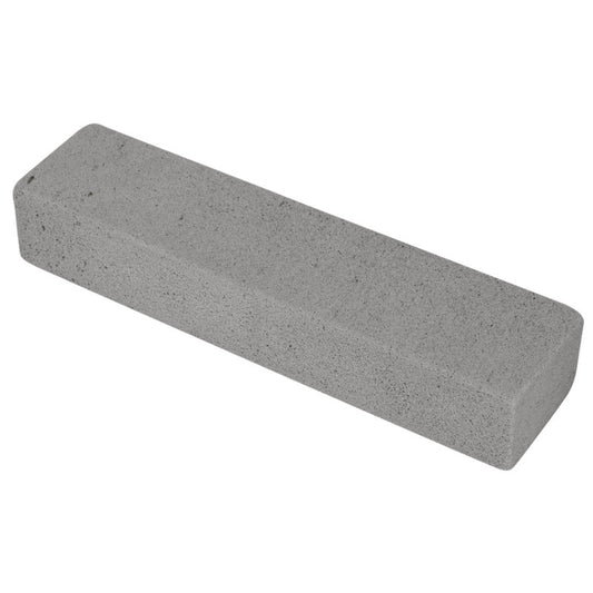 Der Pumie-Stick ohne Griff von Abena Re-Seller GmbH, Packung mit 12 Paaren, ist ein rechteckiger, hellgrauer Schleifstein mit glatter Kante und rauer Oberfläche - ideal zur Reinigung harter Oberflächen. Abgebildet vor weißem Hintergrund.