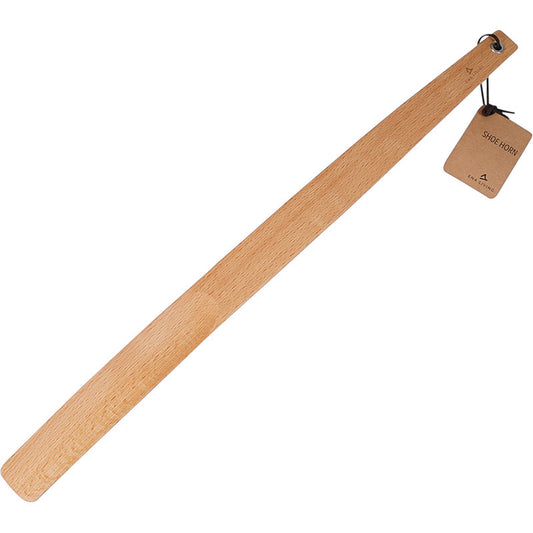 Der ENA Living Schuhlöffel mit Henkel, 55 cm, Buche von Abena Re-Seller GmbH hat eine flache, glatte Oberfläche und ein Aufhängeloch mit einem braunen "Schuhlöffel"-Anhänger, der mit einer Schnur befestigt ist. Erhältlich in Kartons zu 12 Stück.