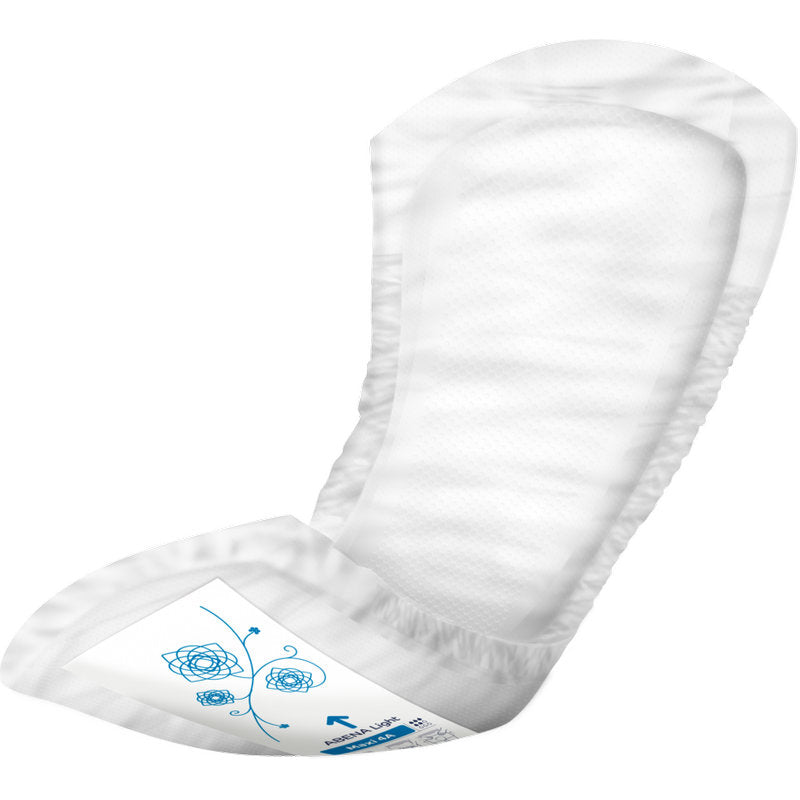 Eine einzelne ABENA Light Maxi 4A, Premium Slipeinlagen von Abena Re-Seller GmbH, mit elastischen Rändern und blauem Blumendruck, ist gewinkelt auf einem einfarbig weißen Hintergrund abgebildet. Die Packung enthält 8 Paare.