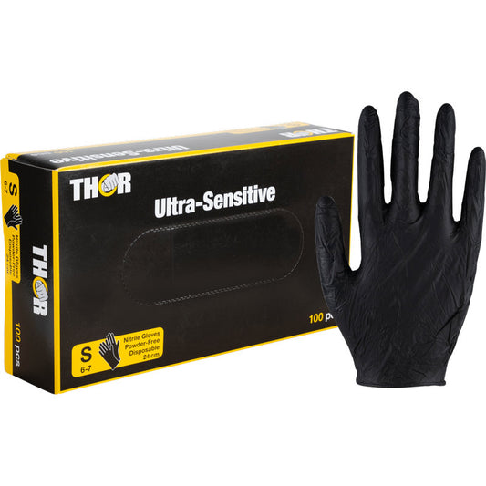 Ein aufrecht stehender schwarzer Thor Ultra Sensitive Nitril-Handschuh der Abena Re-Seller GmbH ist neben einer Schachtel mit der Aufschrift "THOR Ultra Sensitive", Größe klein (6-7), mit 100 Handschuhen, in schwarz mit gelben und weißen Akzenten abgebildet.