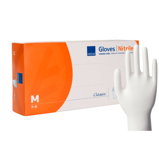 Eine Packung Nitril-Handschuhe, Classic, Puderfrei, Weiß von Abena Re-Seller GmbH in Größe M (7-8) wird neben der orange-weißen Verpackung von einem weißen Handmodell präsentiert.
