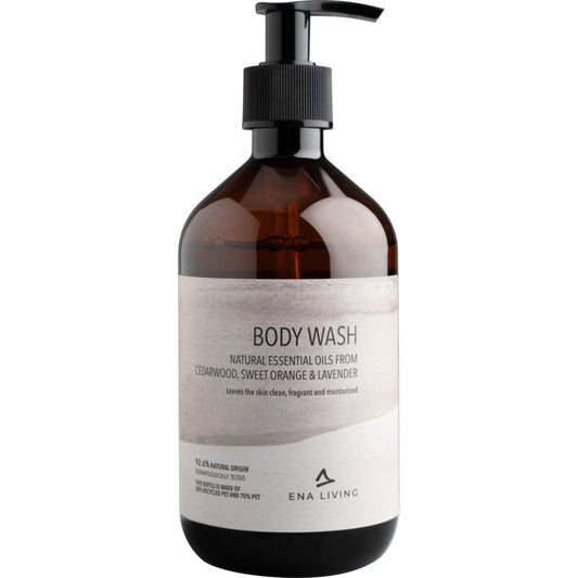Das ENA Living Body Wash, 500 ml von Abena Re-Seller GmbH (Karton mit 8 Packungen), pflegt feuchtigkeitsspendend mit ätherischen Ölen aus Zedernholz, Orange und Lavendel. Das weiße Design betont die sanfte Körperwaschlotion.