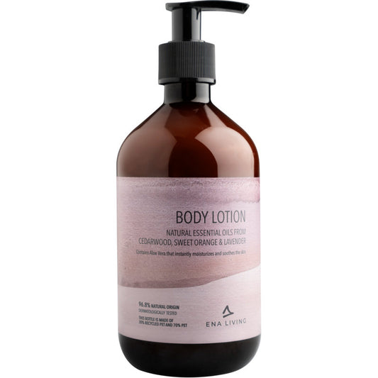 Eine braune Pumpflasche ENA Living Body Lotion (500 ml) von Abena Re-Seller GmbH, mit natürlichen Ölen aus Zedernholz, Süßorange und Lavendel sowie beruhigender Aloe Vera - ideal für die tägliche Pflege. Erhältlich in einem Karton mit 8 Packungen.