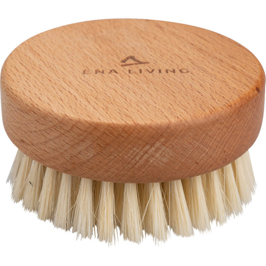 Die ENA Living Handmassage-Bürste von Abena Re-Seller GmbH ist eine runde Massagebürste aus Holz mit Naturborsten und der Gravur "ENA LIVING" auf der Oberseite. Verkauft im Karton mit 24 Packungen, ist es ideal für Entspannung und gegen einen weißen Hintergrund gezeigt.