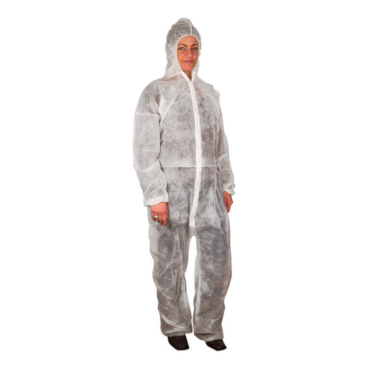 Eine Person steht vor der Kamera und trägt einen Abena Re-Seller GmbH Einwegoverall, Nonwoven/PP, Weiß - einen weißen Einweg-Ganzkörperschutzanzug mit Kapuze und Reißverschluss - vor einem schlichten weißen Hintergrund.