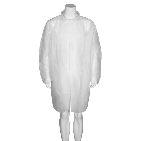 Eine funktionslose Schaufensterpuppe trägt einen langen, weißen Besucherkittel (Nonwoven/PP) mit Ärmeln und Kragen der Abena Re-Seller GmbH, der vorne geknöpft wird. Der unifarbene Hintergrund ist weiß.