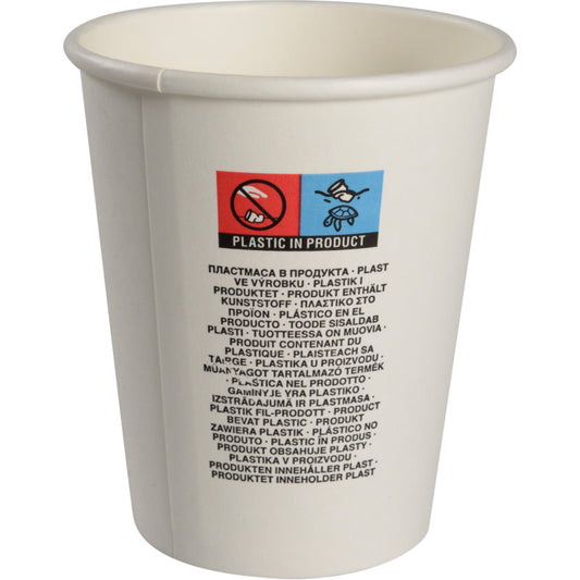 Der Pappbecher, Weiß von Abena Re-Seller GmbH besteht aus recycelbarem Papier und trägt in mehreren Sprachen sowie mit roten und blauen Icons den Hinweis "Plastic in Product" auf das enthaltene Plastik.