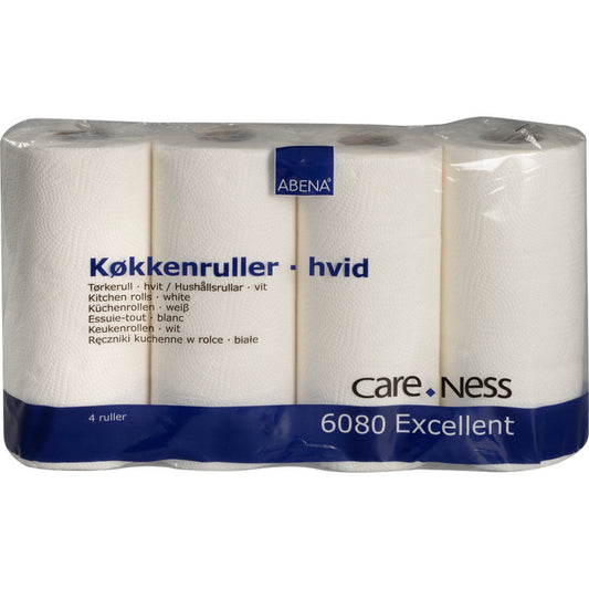 Eine Packung mit vier weißen, 2-lagigen Küchenrollen (22,5 cm x 17,85 m) der Abena Re-Seller GmbH kommt aufrecht und fest verpackt in durchsichtigem Plastik mit den Aufschriften "Abena", "Køkkenruller - hvid" und "Care Ness 6080 Excellent".