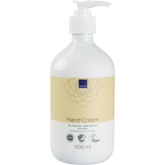 Eine weiße 500ml-Pumpflasche mit der Aufschrift "Handcreme, 21% Fettgehalt, leicht parfümiert" von Abena Re-Seller GmbH; beige-goldenes Etikett; vegan, dermatologisch getestet, parfümiert und frei von Farbstoffen.