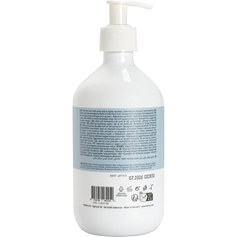 Eine weiße Pumpflasche der "Flüssige Handseife, leicht parfümiert" der Abena Re-Seller GmbH steht aufrecht vor einem schlichten weißen Hintergrund und zeigt ihr blaues Rückenetikett mit Produktinformationen, Anweisungen, Barcode, Symbolen und klein gedrucktem Text.