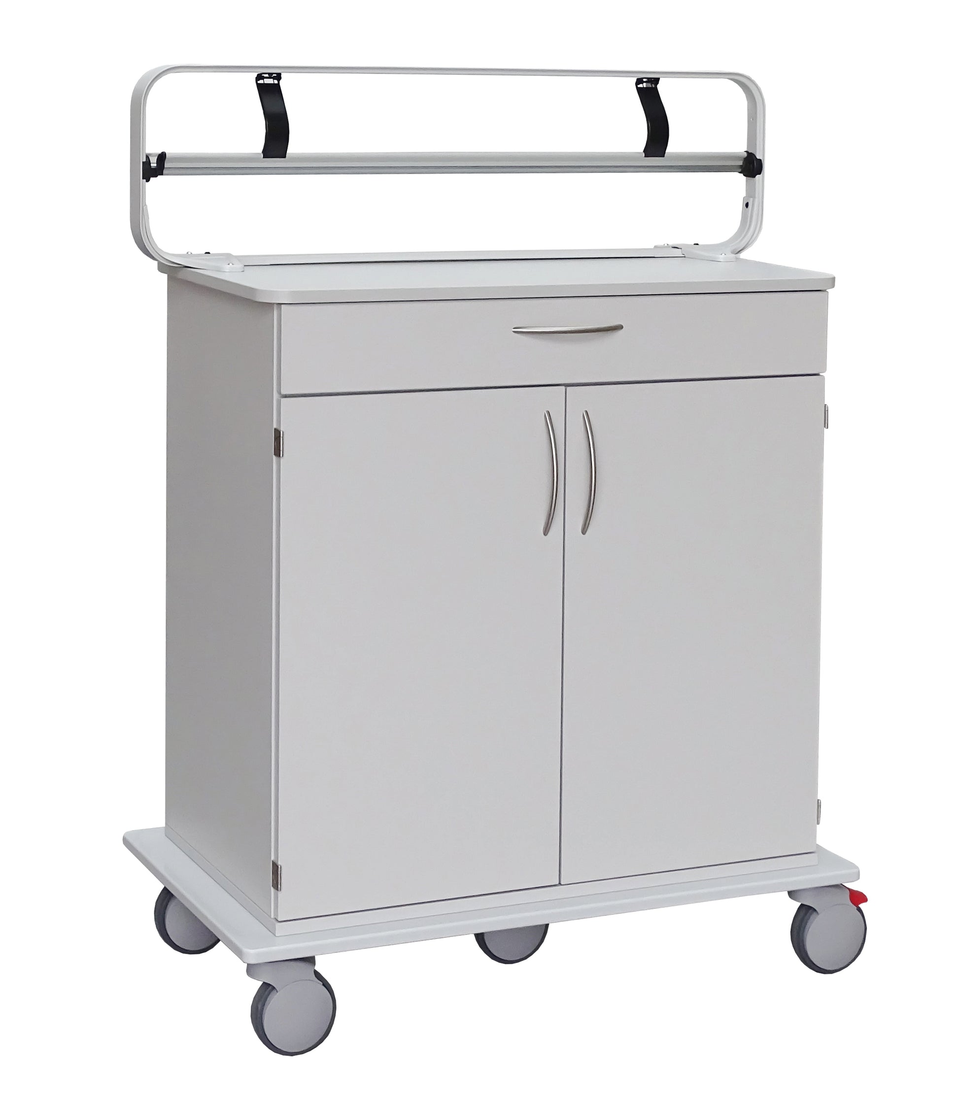 Ein weißer medizinischer Wagen mit flacher Platte, Schublade, Schrank und Rädern verfügt über eine Metallschiene und zwei schwarze Gurte, um den Novocal Abroller für Papierrollen (max. Rollenbreite 100 mm) von Novocal sicher zu halten. Der Wagen ist vor einem schlichten Hintergrund platziert.
