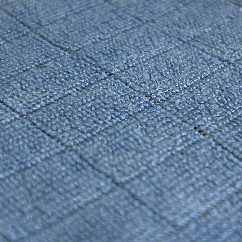 Nahaufnahme des Arcora Floor-Clean Microfaser Bodentuchs von Arcora International GmbH: eine Stoffoberfläche mit einem Gitter aus kleinen, erhabenen blaugrauen Quadraten, ideal für die Bodenreinigung. Die Packung enthält 10 Stück.