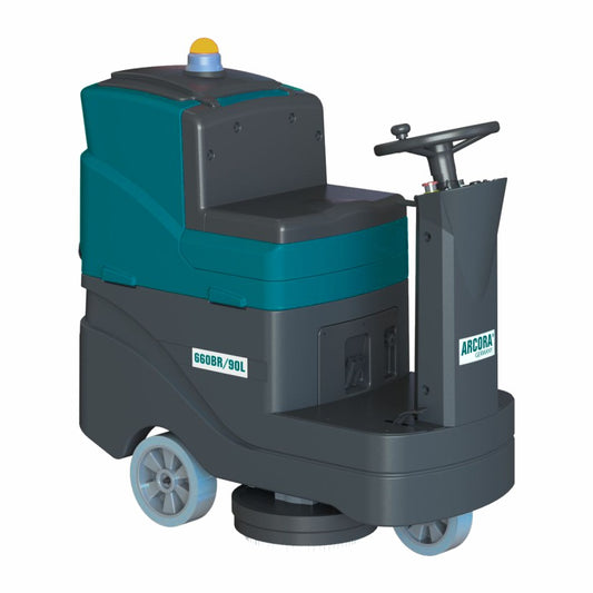 Die Arcora Ro-Man 660Br/90L Aufsitz-Scheuersaugmaschine von Arcora International GmbH ist ideal für die Reinigung großer Flächen und verfügt über ein Lenkrad, ein Bedienfeld und sichtbare Räder in den Farben Teal und Dunkelgrau.