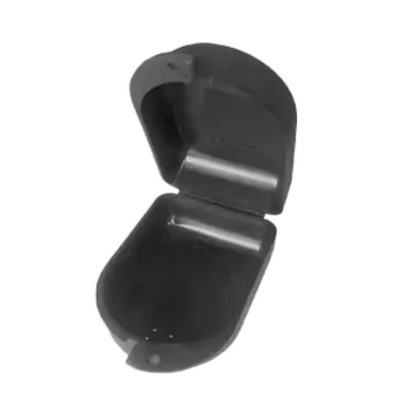 Eine stilvolle schwarze offene Mäuseköderstation aus robustem Polypropylen mit halbrundem Deckel und Boden. Sie ist so konzipiert, dass sie Köder sicher in ihrem Innenfach hält, ähnlich einer AMPri PP Dental Zahnspangenbox.